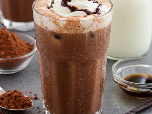 وصفة هوت شوكليت بارد بالشوكولاتة والكاكاو والحليب مع كريمة